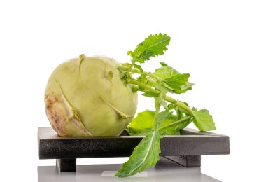 Tahta bir tepside olgun bir kohlrabi, makro, beyaz arka planda izole edilmiş..