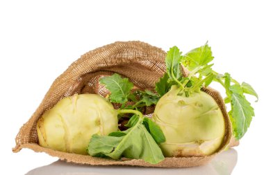 Jüt çuvallı iki olgun kohlrabi, beyaz arka planda izole edilmiş makro..