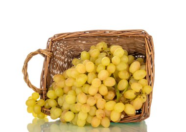 Bir sepetteki olgun beyaz üzümler, makro, beyaz arka planda izole edilmiş..