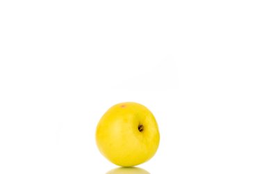 Bir parlak sarı olgun elma, makro, beyaz arka planda izole edilmiş..
