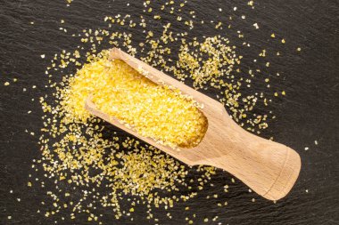 Pişmemiş mısır ezmesi, tahta kaşıkla tahta taş, makro, üst manzara..