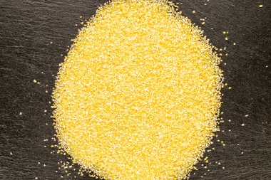 Pişmemiş mısır ezmesi, kayrak taşı, makro, üst manzara..