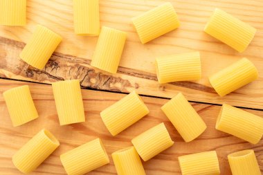 Tahta masa, makro, üst manzara üzerinde çiğ ekmek cannelloni makarna.