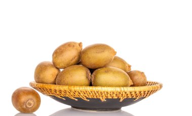 Seramik bir tabakta birkaç sulu kivi, makro, beyaz arka planda izole edilmiş..