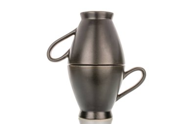 İki seramik bardak, makro, beyaz arka planda izole edilmiş..