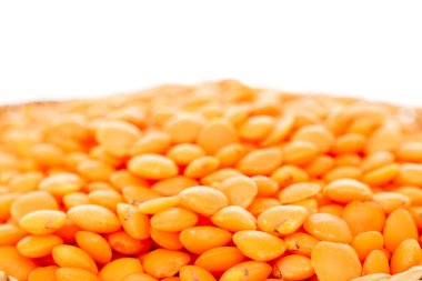 Çiğ kırmızı mercimek, makro, beyaz arka planda izole edilmiş..