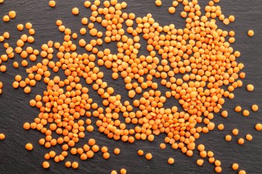 Saf kırmızı mercimekler kayrak taşı, makro, üst manzara.