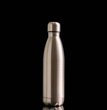 Bir metal termos, makro, siyah arkaplanda izole edilmiş..