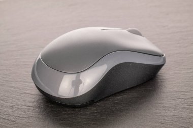 Kayrak taşı üzerinde bir kablosuz bilgisayar faresi, makro.