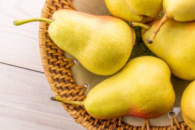 Tahta bir masada sulu sarı armutlar, üst manzara, makro.