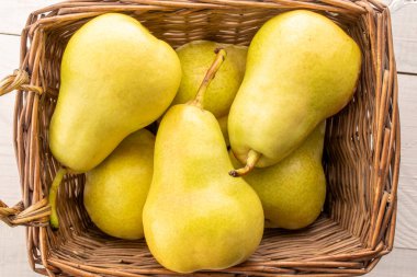 Sepette sulu sarı armutlar, üst manzara, makro.