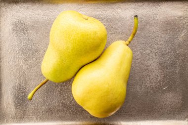 Metal tepside sulu sarı armutlar, üst manzara, makro.