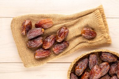 Tahta masa, makro, üst manzara üzerinde jüt çantalı bir kaç tatlı kurutulmuş çukur..