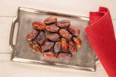 Tahta tepside, makroda ve üst manzarada bir kaç tatlı kurutulmuş çukur var..