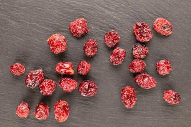 Kurutulmuş yaban mersini, kayrak taşı, üst manzara, makro.