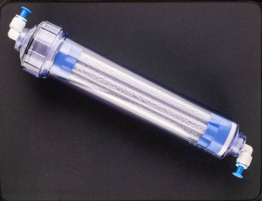 Standart ters osmoz su arıtma sistemleri için bir biyoaktivatör kartuşu, üst görünüm.