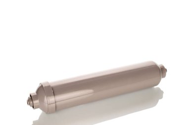 Standart ters osmoz su arıtma sistemleri için bir aktif karbon fişeği, beyaz arka planda izole edilmiş..