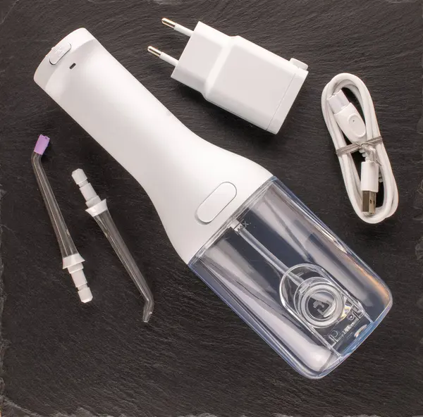 Bir sulayıcı, iki hortum ve bir şarj aleti kayrak taşı, makro, üst görünüm..