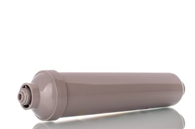 Standart ters osmoz su arıtma sistemleri için bir aktif karbon fişeği, beyaz arka planda izole edilmiş..