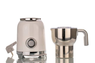 Bir süt köpüğü, yakın plan, beyaz arka planda izole edilmiş..