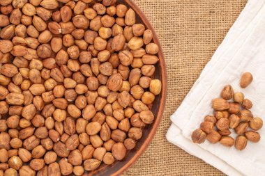 Fındık kabuklu kil plakalı jüt kumaş, makro, üst görünüm.