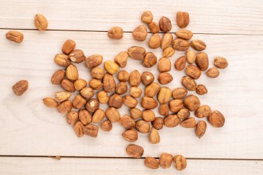 Ahşap bir masada soyulmuş fındık, makro, üst manzara..