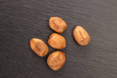 Tahta taşta fındıklar, yakın plan, üst manzara..