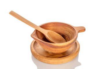 Bir ahşap fincan ve çay tabağı, yakın plan, beyaz arka planda izole edilmiş..