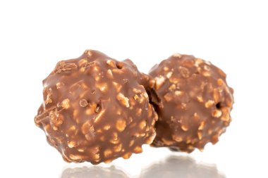 Fındıklı çikolatalı şekerler, yakın plan, beyaz arka plan izole edilmiş..