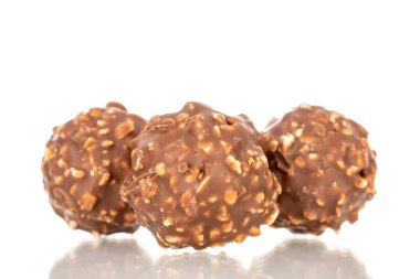 Fındıklı çikolatalı şekerler, yakın plan, beyaz arka plan izole edilmiş..