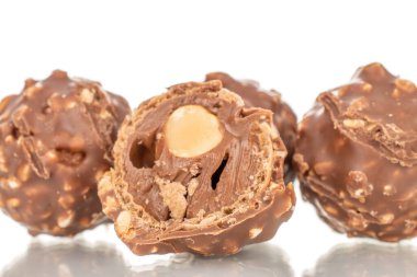 Fındıklı çikolatalı şekerler, yakın plan, beyaz arka plan izole edilmiş..