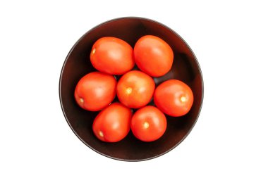 Beyaz zemin üzerinde siyah seramik tabakta taze sulu domatesler, yakın plan, üst manzara..