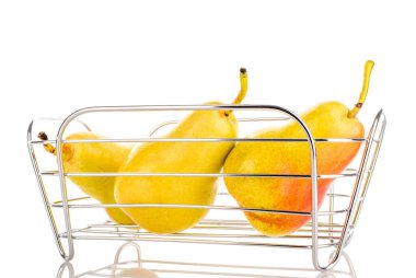 Birkaç sarı olgun armut sepeti, yakın plan, beyaz arkaplanda izole..