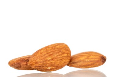 Kokulu bademler, yakın plan, beyaz arkaplanda izole edilmiş..