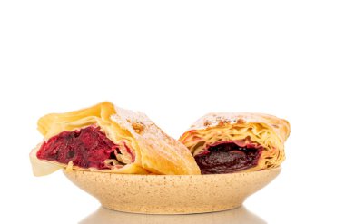 Seramik çanaklı vişneli turta parçaları, yakın plan, beyaz arka planda izole edilmiş..