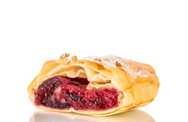 Bir parça vişneli turta, yakın plan, beyaz arka planda izole edilmiş..