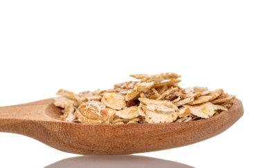 Yulaf ezmesi ev yapımı mutfak malzemeleriyle sarılmış, yakın plan, beyaz arka planda izole edilmiş.