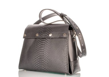 Bir kadın deri çantası, yakın plan, beyaz arka planda izole edilmiş..