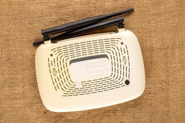 Jüt kumaş üzerine bir yönlendirici, yakın plan, üst görünüm.