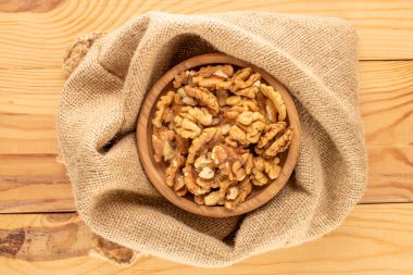 Kabuklu ceviz ve mutfak aletleri ahşap bir masada, yakın plan, üst manzara..