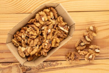 Kabuklu ceviz ve mutfak aletleri ahşap bir masada, yakın plan, üst manzara..