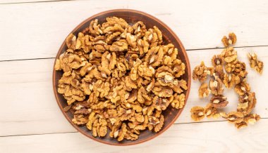 Kabuklu ceviz ve mutfak aletleri ahşap bir masada, yakın plan, üst manzara..