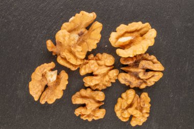 Kabuklu ceviz ağacı, kayrak taşı, yakın plan, üst manzara..