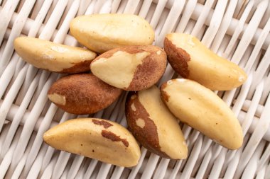 Brezilya cevizi ev yapımı mutfak gereçleri, makro, beyaz arka plan ve üst manzara izole.