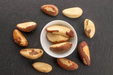 Brezilya cevizi ev yapımı mutfak gereçleri, makro, beyaz arka plan ve üst manzara izole.