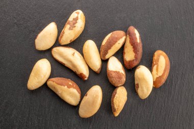 Brezilya cevizi ev yapımı mutfak gereçleri, makro, beyaz arka plan ve üst manzara izole.