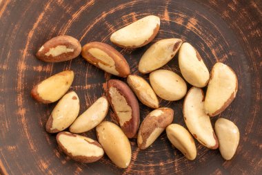 Brezilya cevizi ev yapımı mutfak gereçleri, makro, beyaz arka plan ve üst manzara izole.