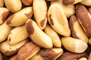 Brezilya cevizi ev yapımı mutfak gereçleri, makro, beyaz arka plan ve üst manzara izole.