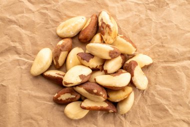 Brezilya cevizi ev yapımı mutfak gereçleri, makro, beyaz arka plan ve üst manzara izole.