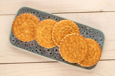 Ev yapımı mutfak gereçleri olan çikolatalı kurabiyeler, yakın çekim, üst görüş ve beyaz arka planda izole edilmiş..